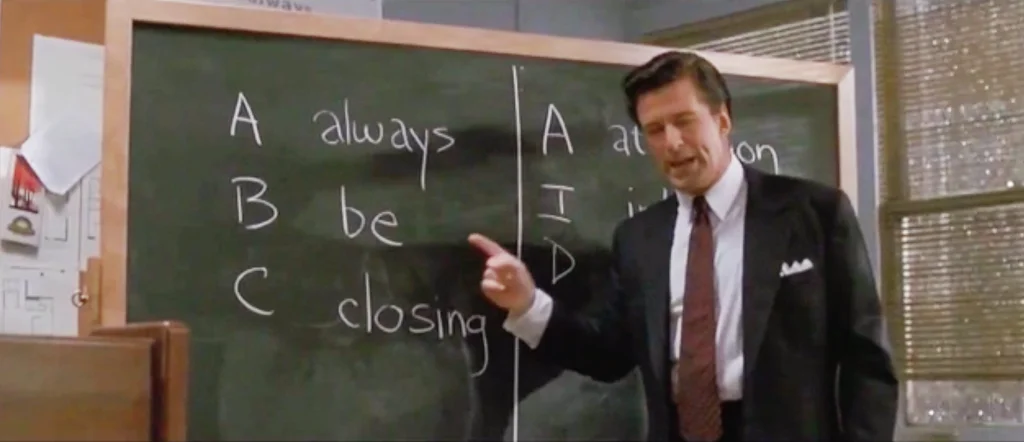Alec Baldwinin esittämä Blake osoittaa liitutaululle piirrettyä A-B-C, Always Be Closing -kaavaa elokuvassa Myyntitykit