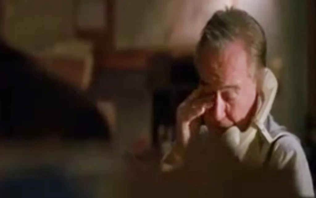 Jack Lemmonin esittämä myyjähahmo näyttää masentuneelta puhelimeen puhuessaan elokuvassa Myyntitykit