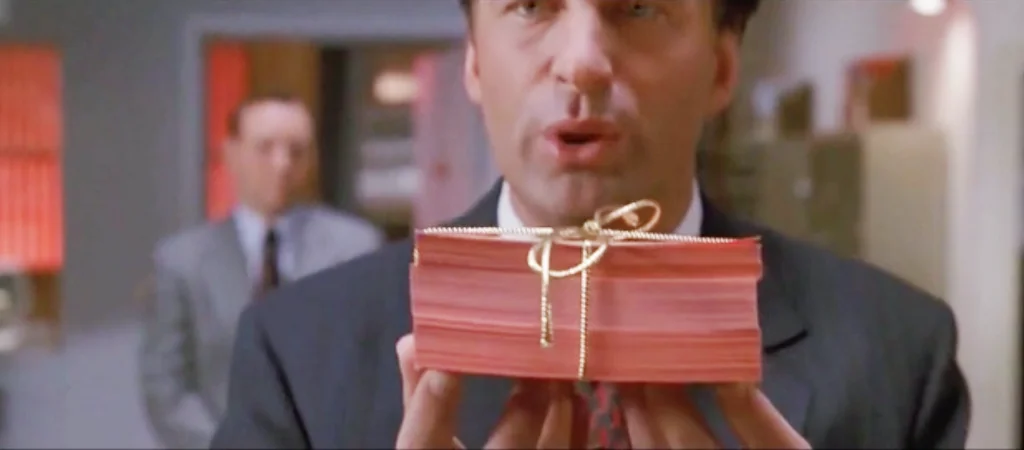 Alec Baldwinin esittämä myyntikonsulttihahmo ojentaa liidejä elokuvassa Myyntitykit