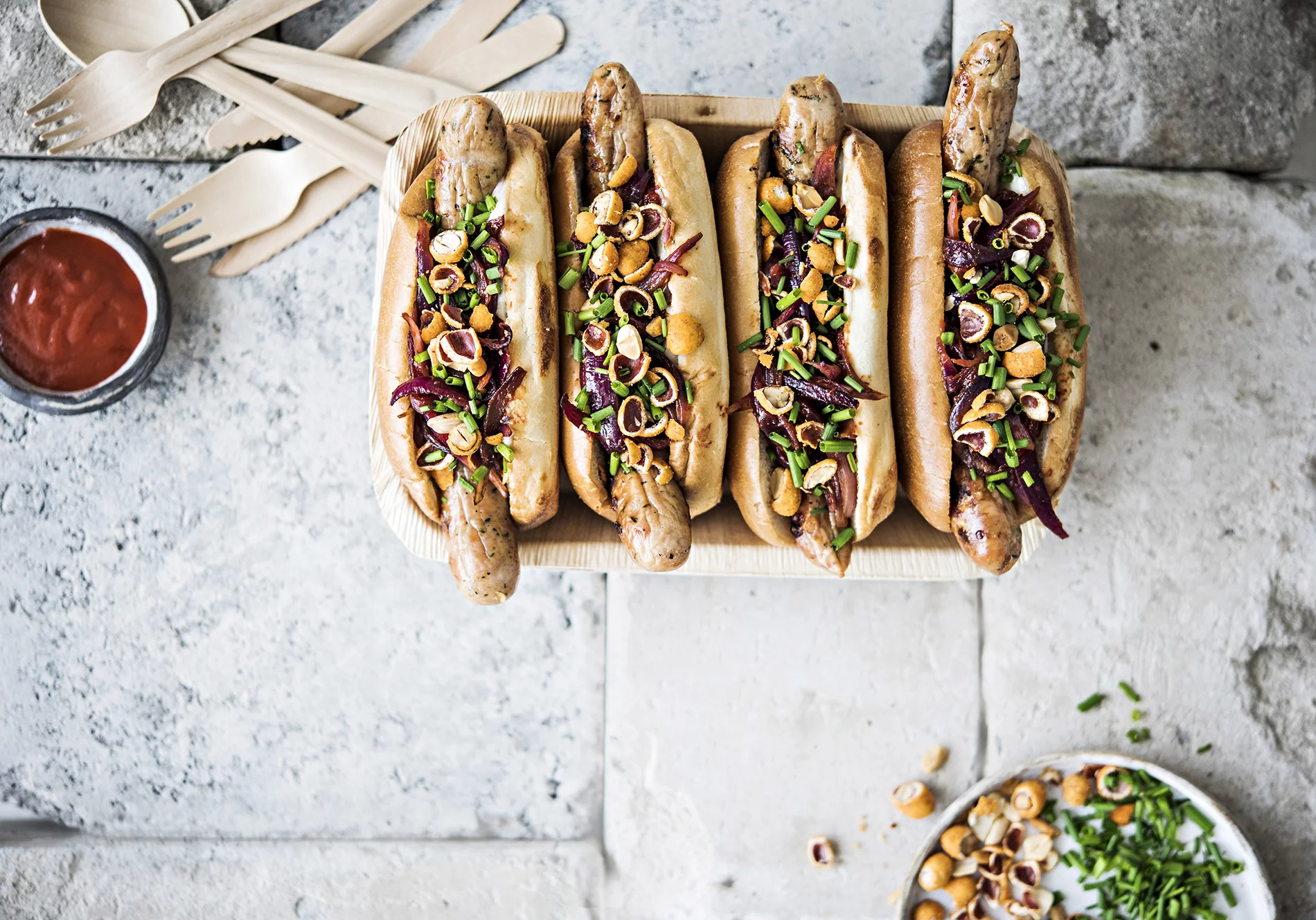 Chilihotdogeja täytteineen